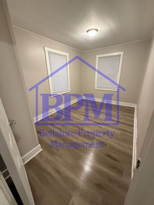Building Photo - Freshly Renovated 3 Bed, 1 Bath Duplex – G...