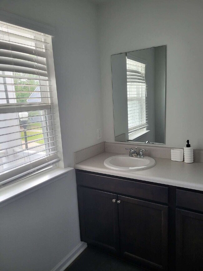 Building Photo - "Spacious Fully Furnished 4-Bedroom Townhouse in Summerville with 3 Full Baths – Your Perfect Fam...