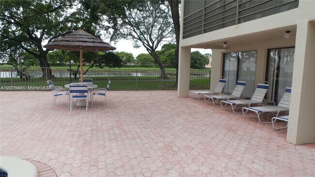 Building Photo - 2320 S Cypress Bend Dr