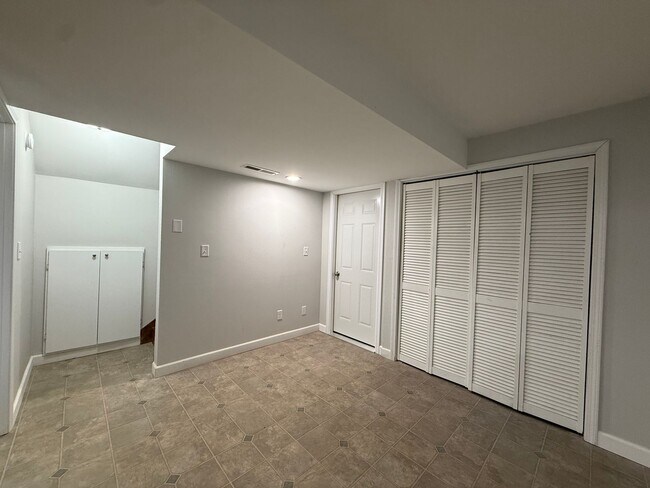 Building Photo - $2,900 | 5 Bedroom, 3 Bathroom House | No Pets | Available for Immediate Move In!