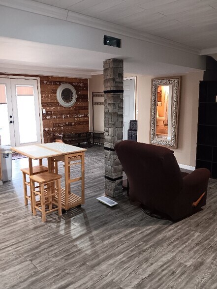 Building Photo - 5824 Pine Lake Dr