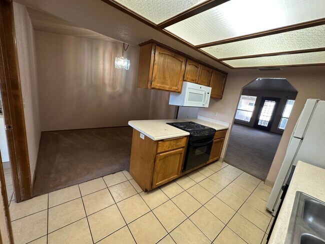 Building Photo - Cute 2 bedroom, 2 bathroom home with firep...