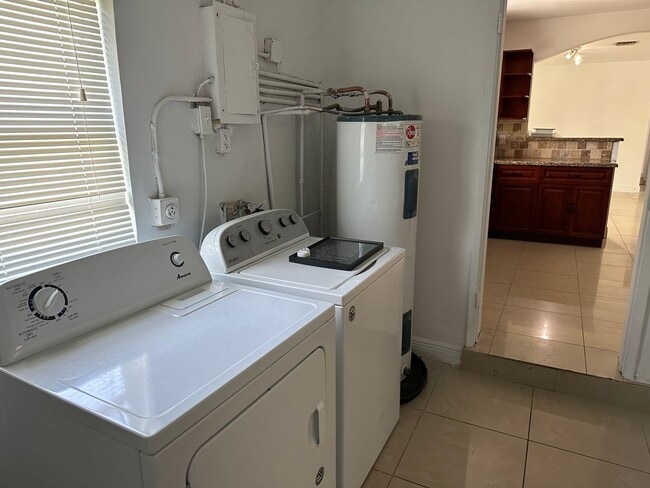 Building Photo - 4 bed 2 bath plus a den, could be a 5th bed.