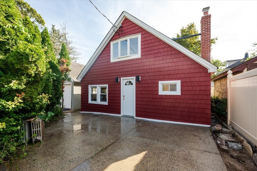 Primary Photo - 132A Raymond St