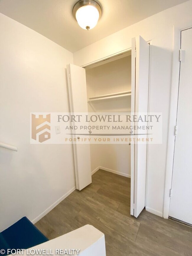 Building Photo - 2 Bed 2.5 Bath Townhome