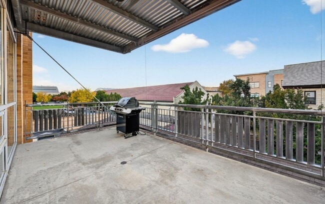 Building Photo - Stunning 3 bedroom Loft