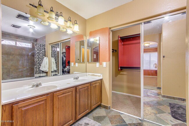 Building Photo - Amazing 4 bedrooms, 3 bathrooms house in P...