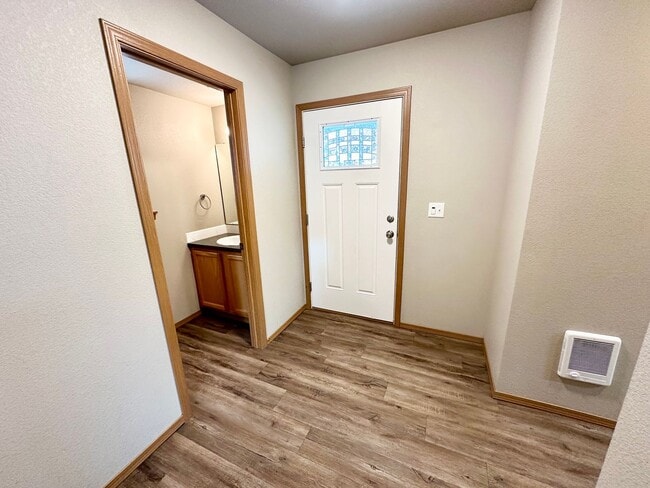 Building Photo - Updated Townhouse in Ellenbsurg