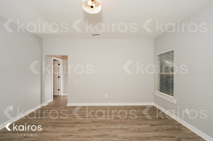Building Photo - 647 White Oak Cir
