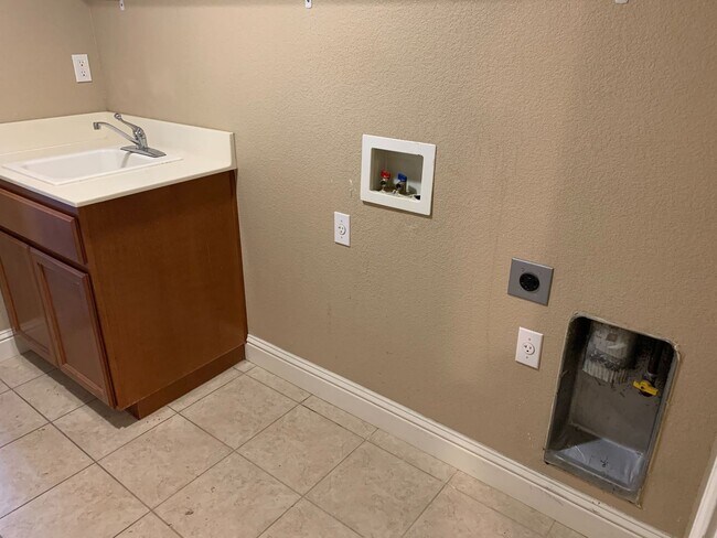 Building Photo - Single Story, Corner Lot in Brentwood!