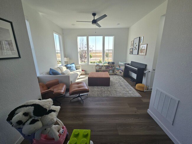 Building Photo - Spacious 4B/3B Available Early April!