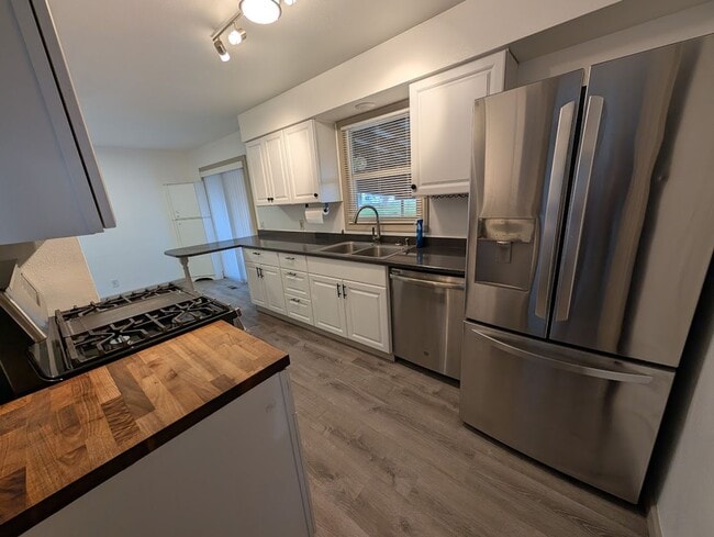 Primary Photo - Fantastic 3 Bedroom Clarkston House with Fenced Backyard