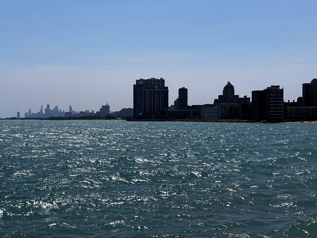 Building Photo - 1127 W Farwell Ave