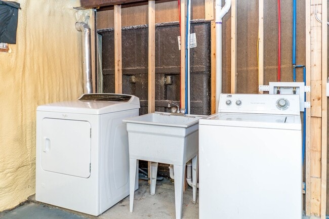 Building Photo - Spacious 2 bedroom 2 bath house