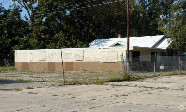 Building Photo - 2804 W 1st St