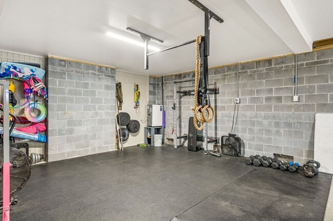 Building Photo - Beautiful 5 Bedroom Marshside Home