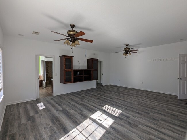 Building Photo - 1515 Hall Way