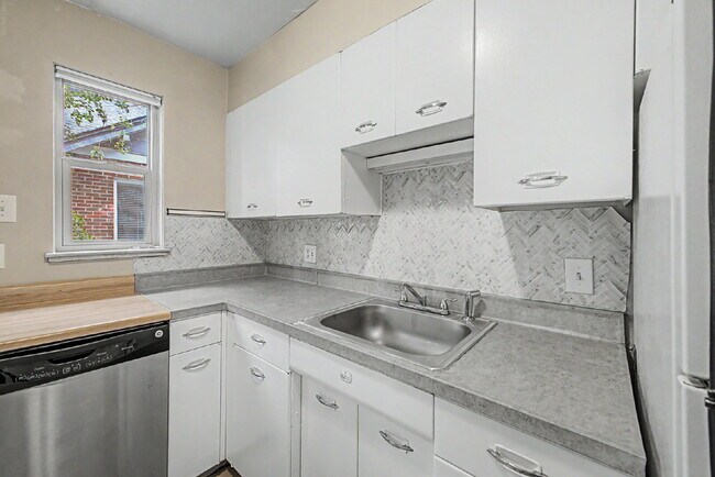 Building Photo - "Charming 2-Bedroom Apartment with Spacious Living – 1025 Sq Ft in Prime Denver Location!"