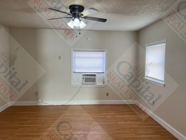 Building Photo - Cozy 2 Bedroom