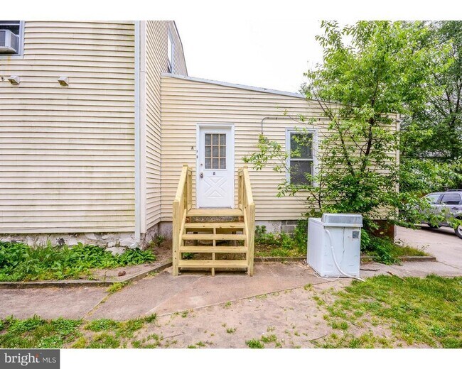 Building Photo - 330 S Fairview St