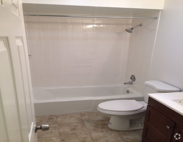 Bathroom - 175 N Kenilworth Apartments