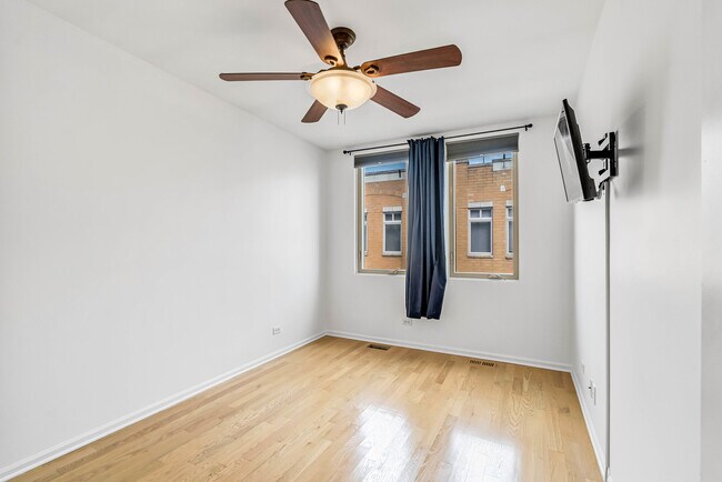 Building Photo - 3262 W Armitage Ave