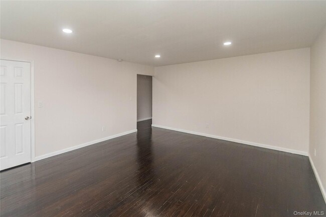 Building Photo - 11 Fishkill Glen Dr