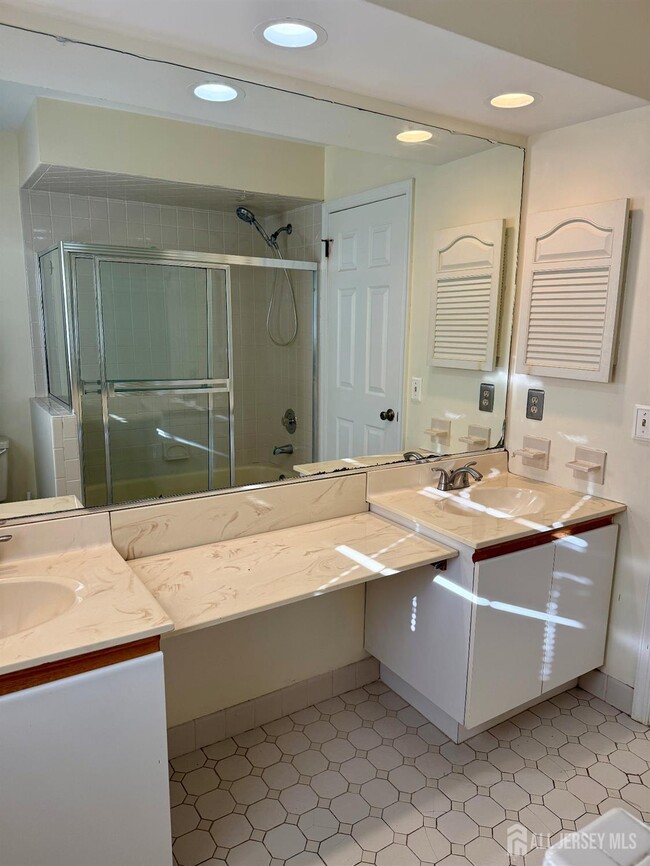 Building Photo - 809 Woodhaven Dr