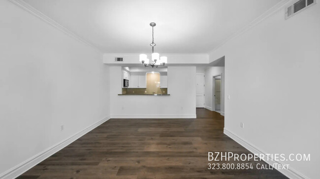 Building Photo - Beautiful 2 Bedroom 3 Bath Condo In Pico/B...