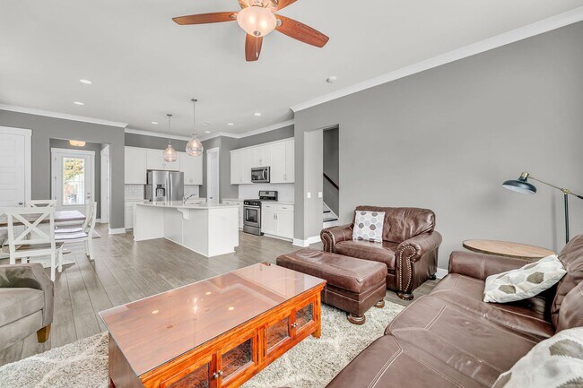 Building Photo - Charming Partially Furnished 3BR/2.5BA Home in the Heart of Park Circle — Available for Quick Mov...