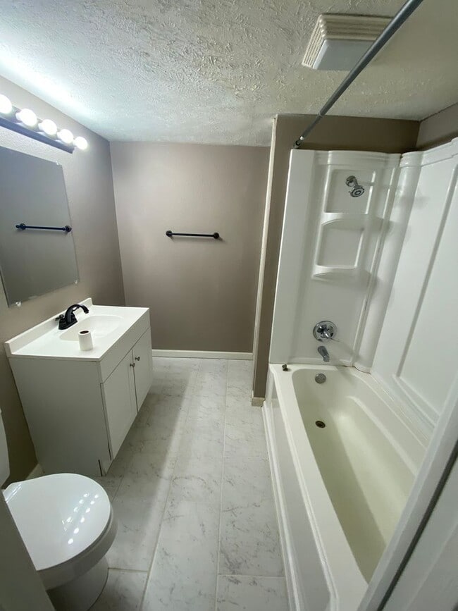 Building Photo - 2228 N Concord Ave