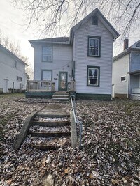 Building Photo - Welcome to this charming 3-bedroom, 2-bathroom home located in the heart of Springfield, OH+