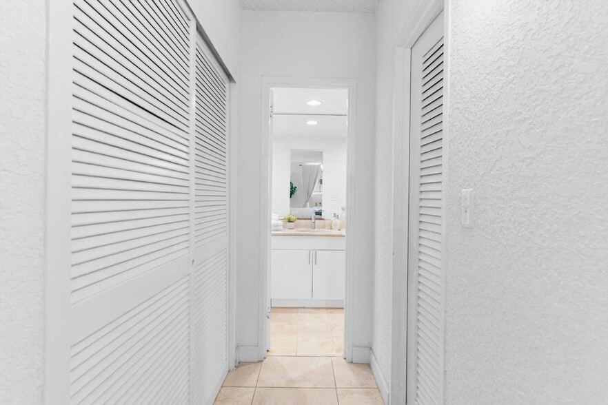 Building Photo - 4001 S Ocean Dr