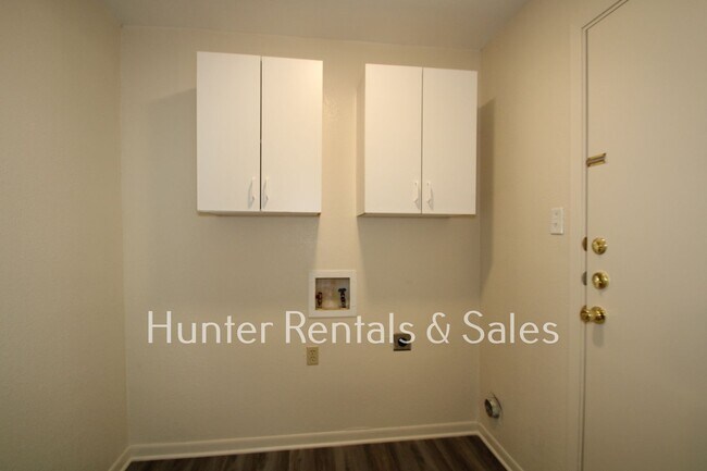 Building Photo - Mountain of Amenities!