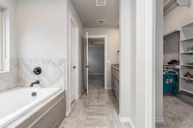 Building Photo - Beautiful Home in Woodland Park
