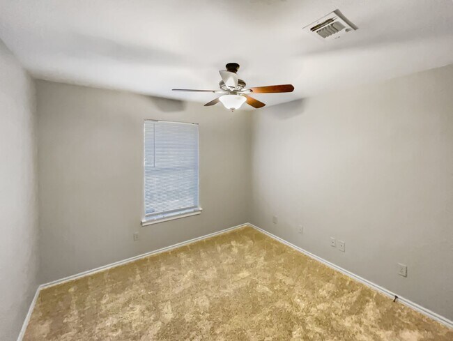 Building Photo - Charming 3 Bed, 2 Bath Home in Prime Fort ...