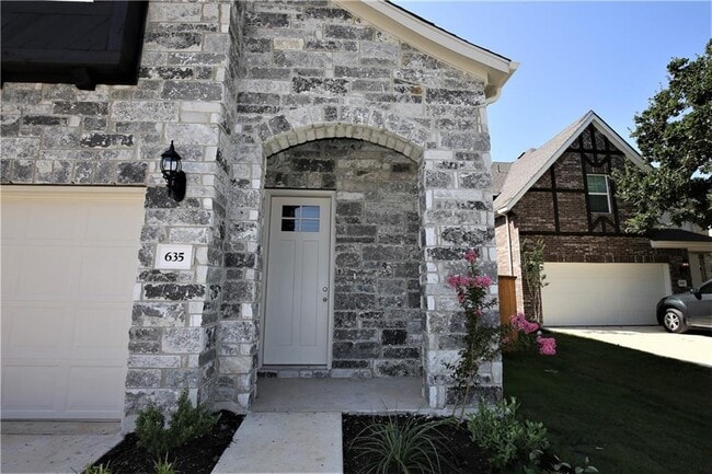 Building Photo - 635 Pheasant Hill Ln