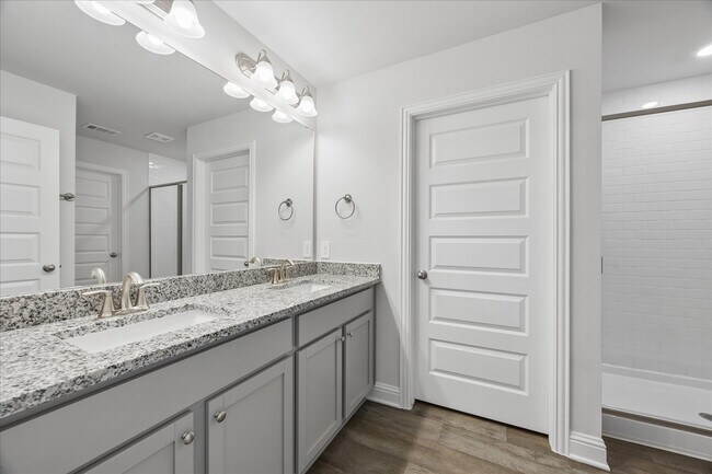 Building Photo - 10 Greenbriar Lp