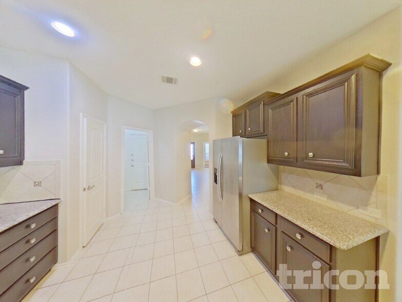 Building Photo - 3105 Oakcrest Dr