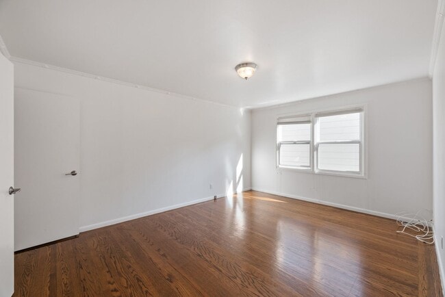 Building Photo - Stunning, Pet Friendly Edwardian 2BR Remod...