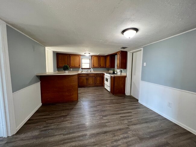 Building Photo - 501 W Elm St