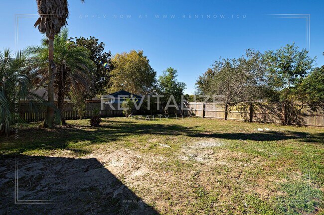 Building Photo - Lovely Brick Home Just Minutes from the Be...
