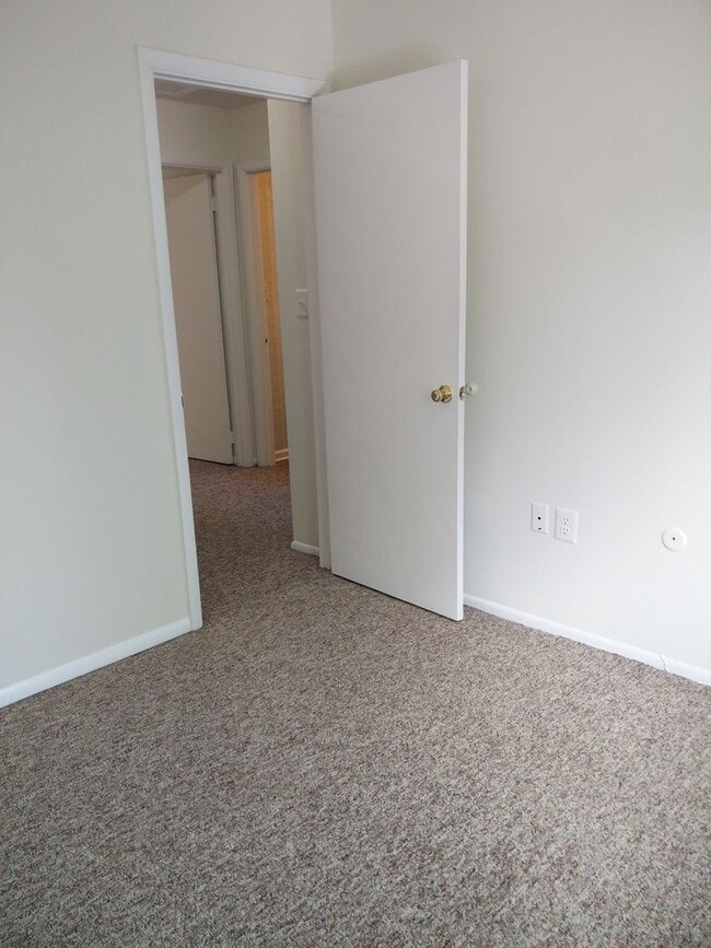 Building Photo - Spacious 3 bedroom house For Rent