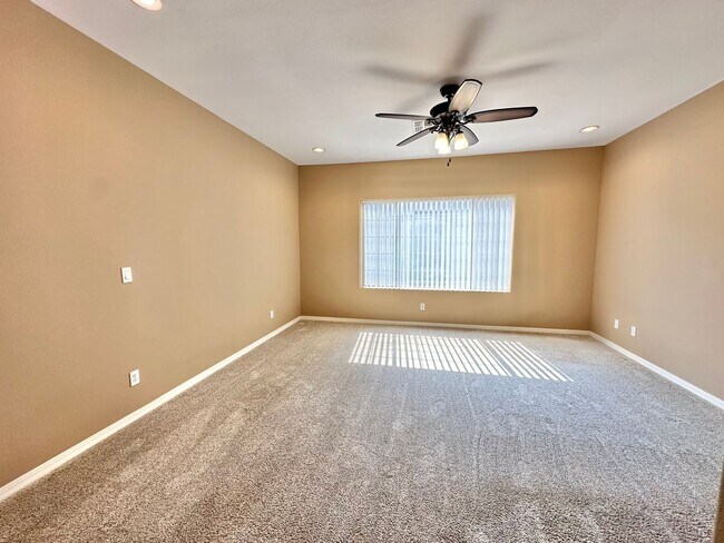 Building Photo - Beautiful 3 bedroom, 3 bathroom home with ...