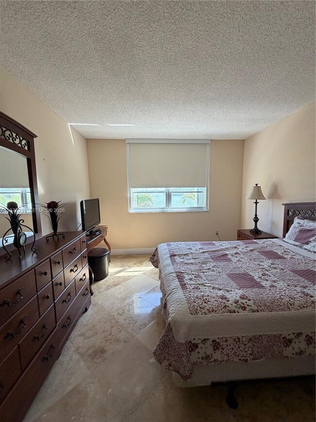 Building Photo - 500 Bayview Dr