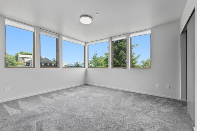 Building Photo - Stunning Ultra-Modern Capitol Hill View Home with Air Conditioning