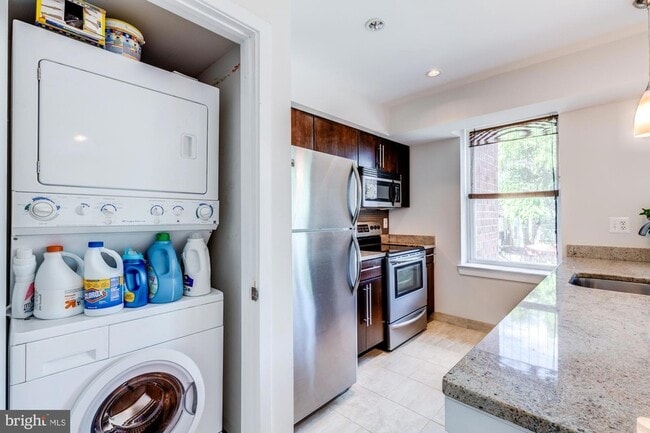 Building Photo - 420 16th St SE