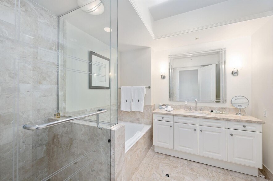 Building Photo - 1435 Brickell Ave