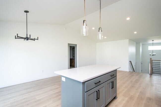 Building Photo - 4 Bed 3 Bath Single Family Home