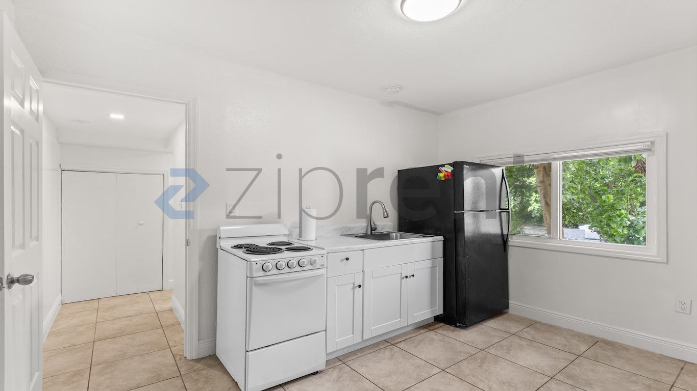 Building Photo - Unit